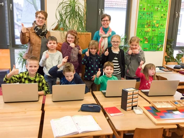 Die Schüler der Montessori-Grundschule freuen sich über die neuen Laptops