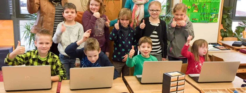 Die Schüler der Montessori-Grundschule freuen sich über die neuen Laptops