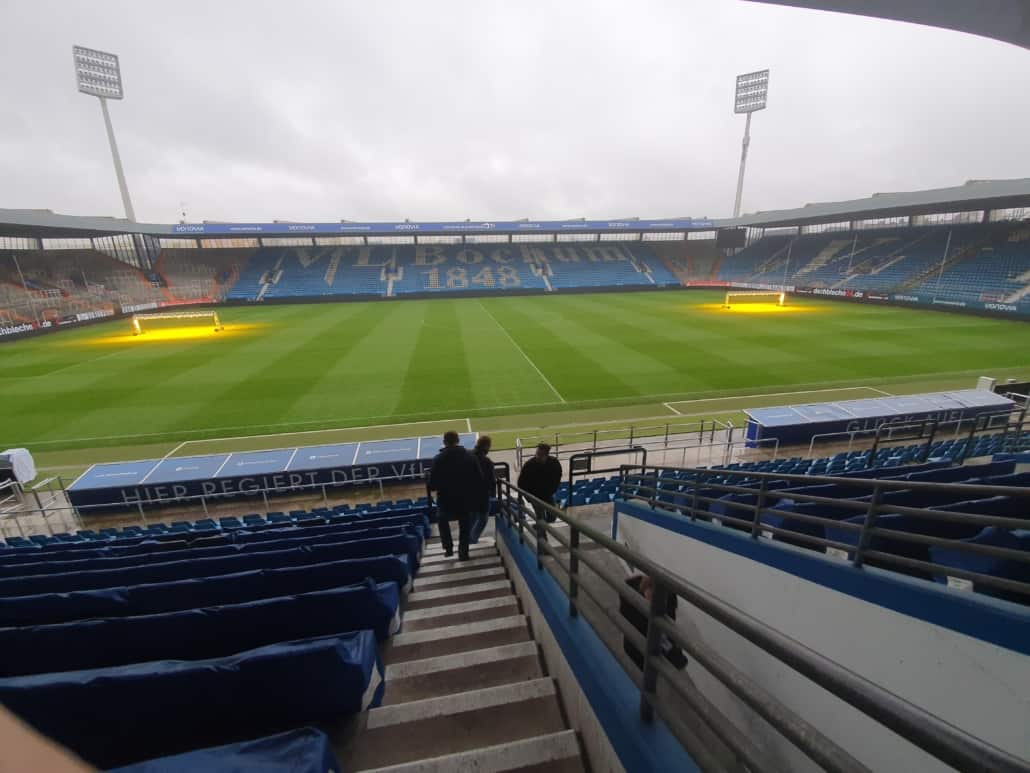 Teilnehmer vom Blind Date im Stadion - Microsoft Ignite 2019 Review - Beginn der Stadionführung auf der Tribüne