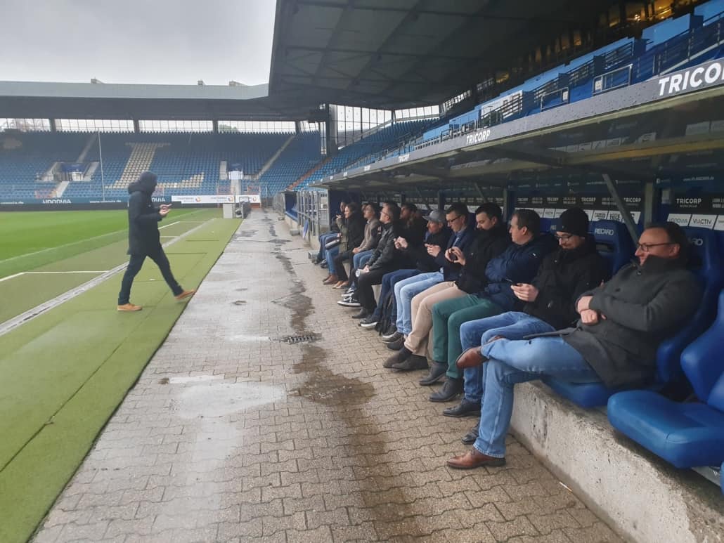 Teilnehmer vom Blind Date im Stadion - Microsoft Ignite 2019 Review bei der Stadionführung auf der Spielerbank