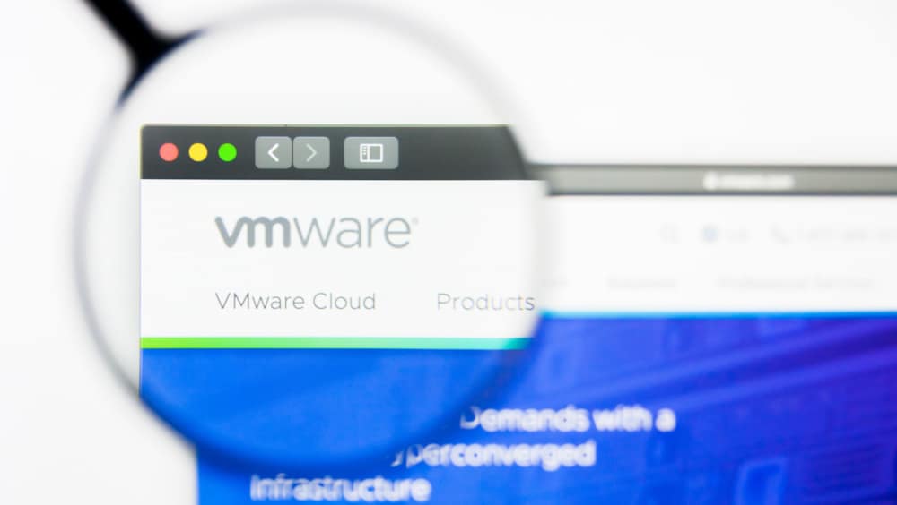 Eine Lupe hebt das VMware Logo auf einem Screen hervor