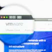 Eine Lupe hebt das VMware Logo auf einem Screen hervor