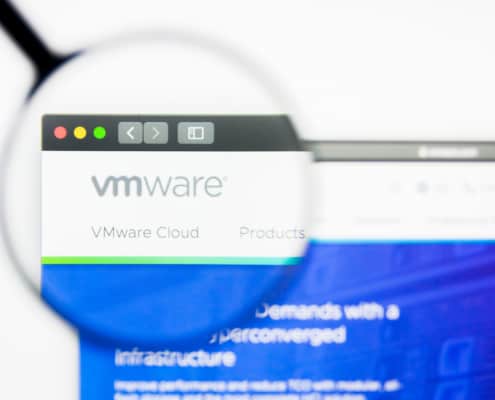 Eine Lupe hebt das VMware Logo auf einem Screen hervor