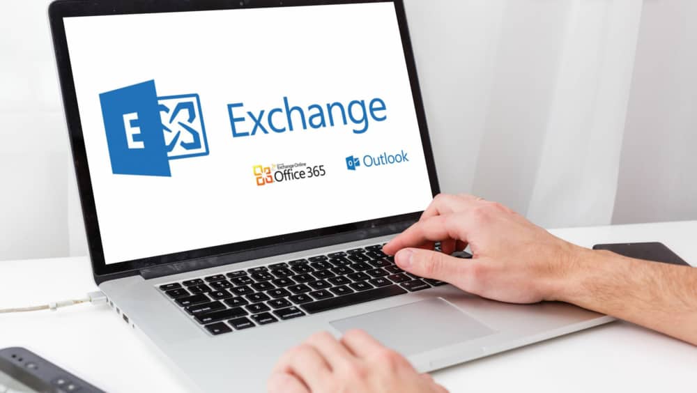 Notebook mit Exchange- Office 365 und Outlook Logo